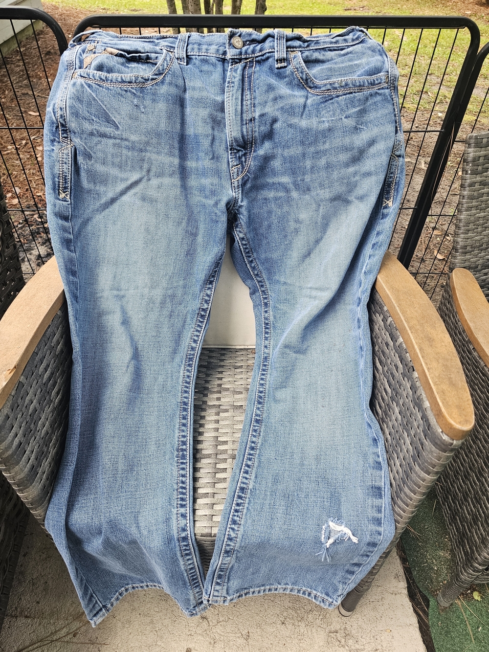 🚨CLEARANCE🚨 Ariat Light Blue Straight Fit Jeans with Tan Stitching - Picture 2 of 11